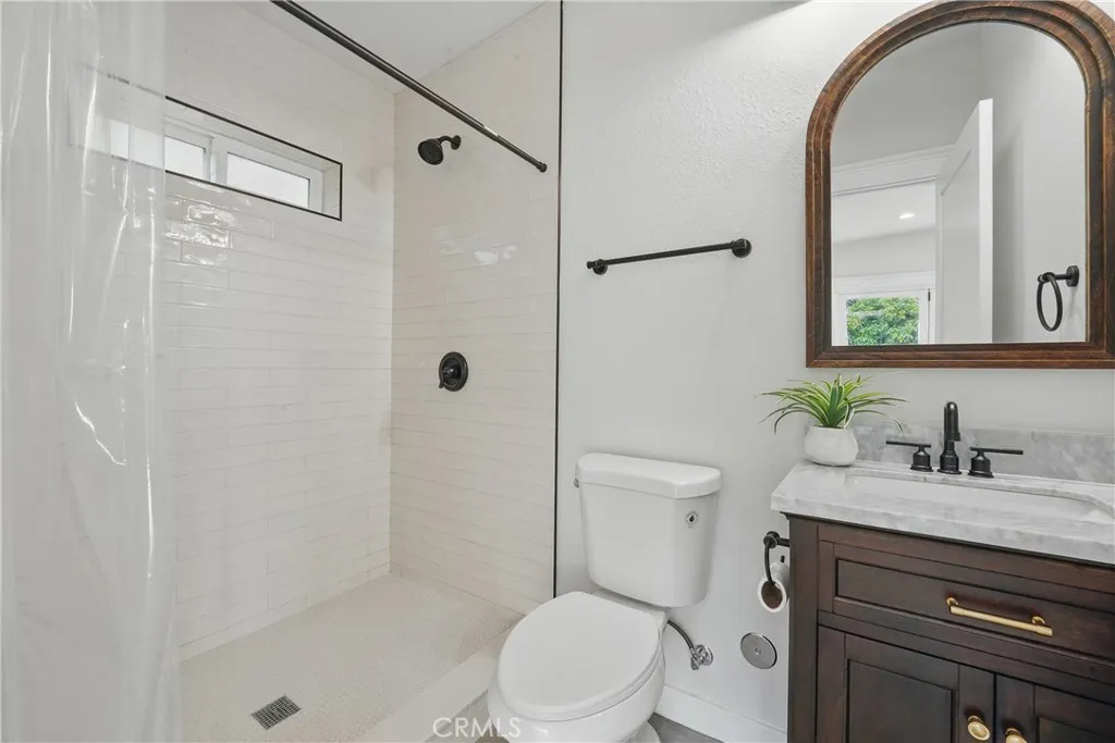 2111 S Bronson Ave, Los Angeles, California 90018 home-pic-17