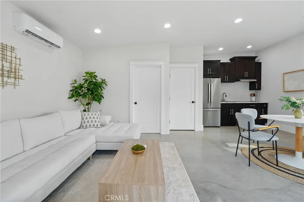 2111 S Bronson Ave, Los Angeles, California 90018 home-pic-50