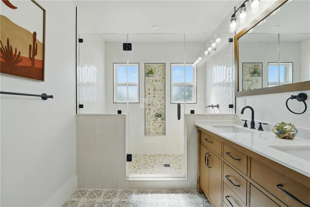 2111 S Bronson Ave, Los Angeles, California 90018 home-pic-40