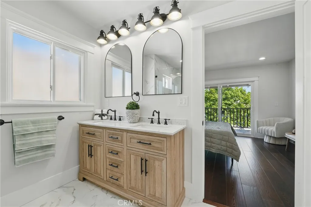 2111 S Bronson Ave, Los Angeles, California 90018 home-pic-35