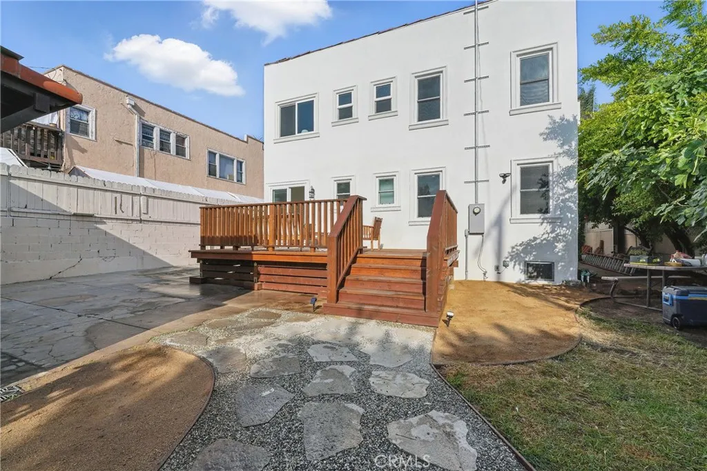 2111 S Bronson Ave, Los Angeles, California 90018 home-pic-45