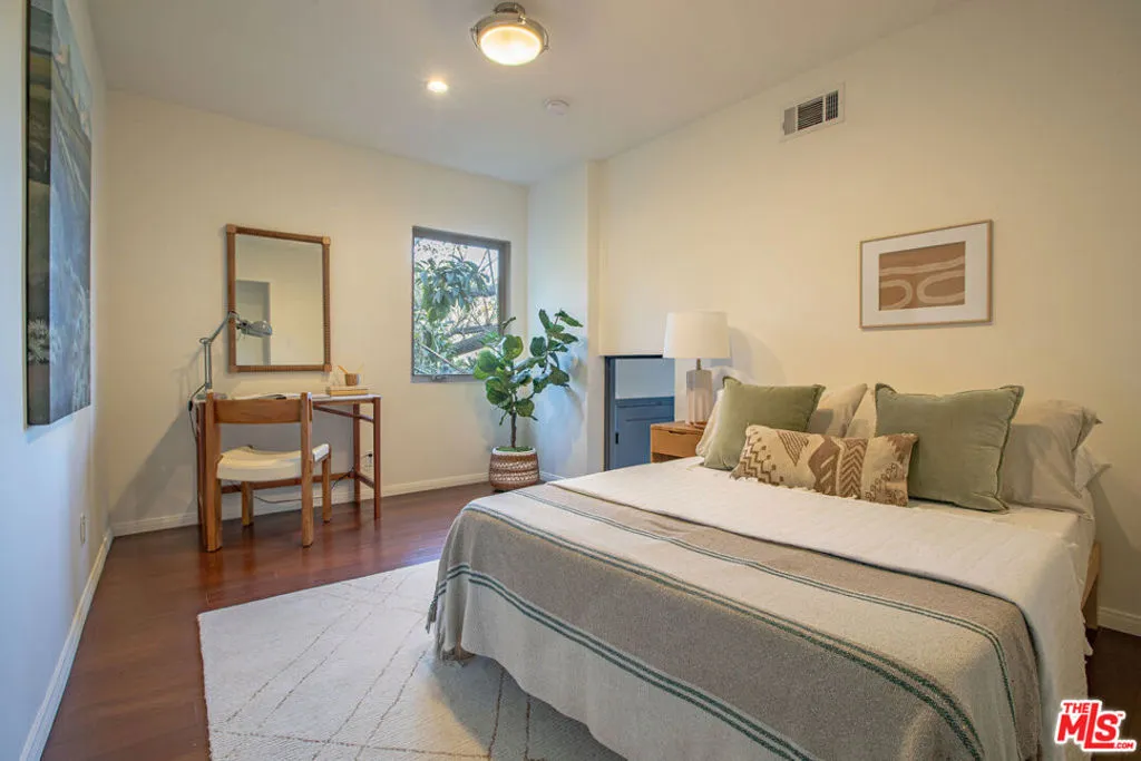 2465 N Gower Street, Los Angeles, California 90068 home-pic-9