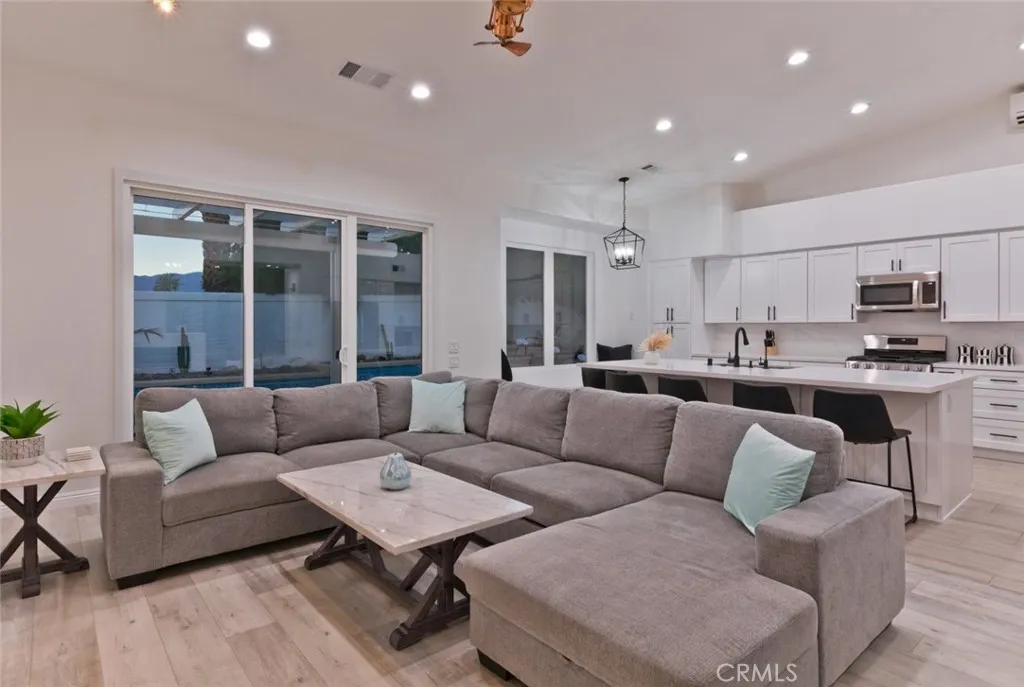 1105 E Via Via San Michael Road, Palm Springs, California 92262 home-pic-3