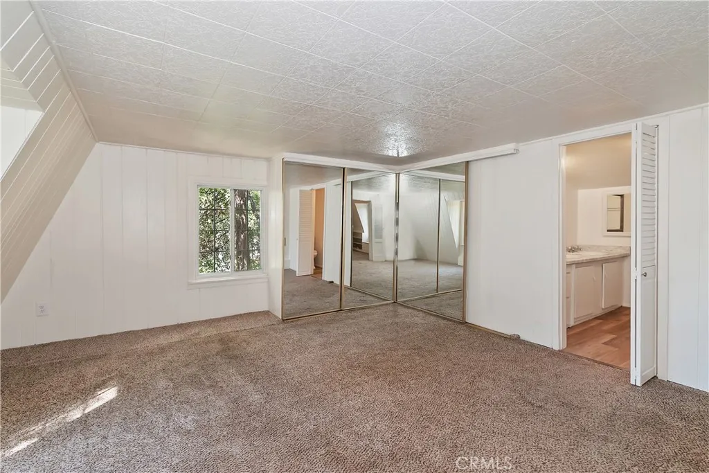 Primary Bedroom with Walk In Closet & Full Bathroom (Upstairs)