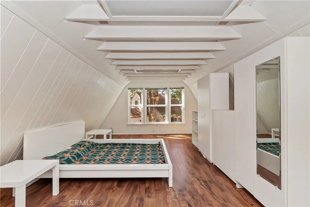 Upstairs loft Bedroom with storage.
