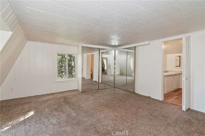 Primary Bedroom with Walk In Closet & Full Bathroom (Upstairs)