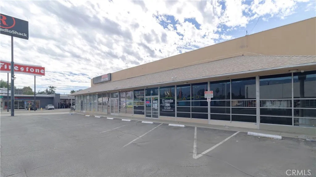 Main Frontage w/Pylon Signage