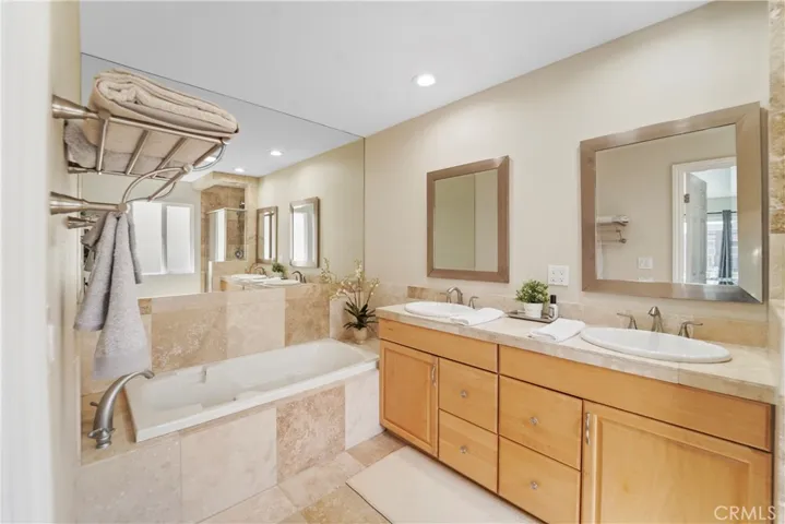 Full Master Bathroom w/Tub
