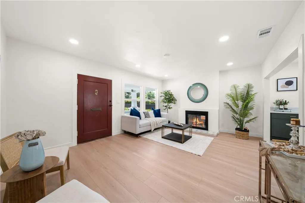 1249 S Burnside Ave, Los Angeles, California 90019 home-pic-7