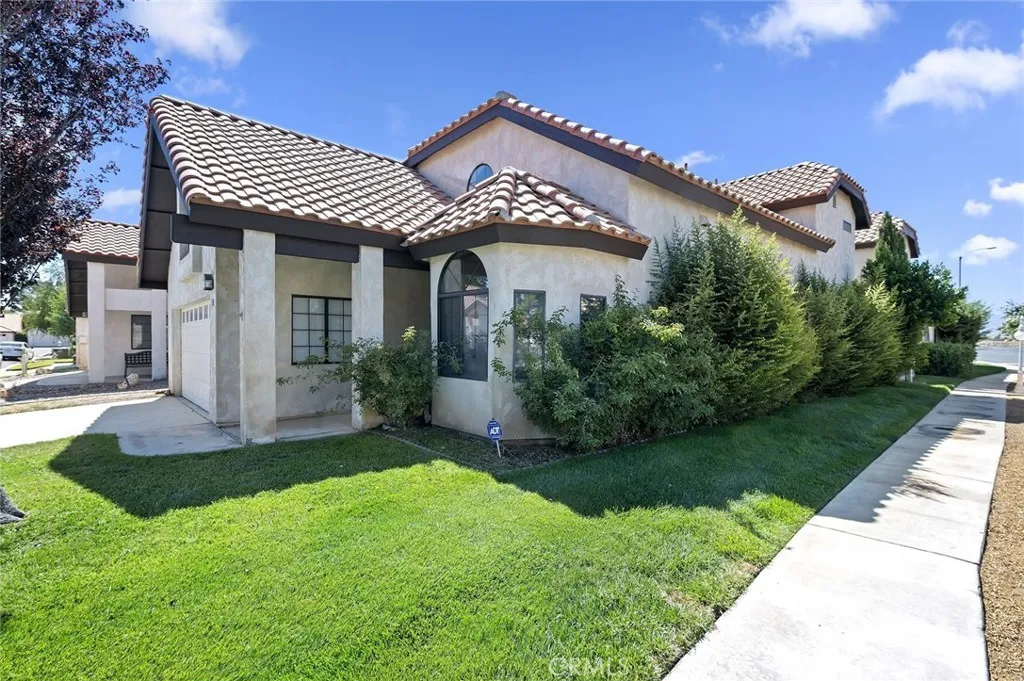 19229 Pine, Apple Valley, California 92308 home-pic-1