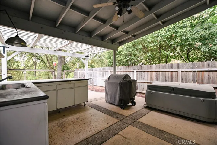 Coverd patio & out door kitchen