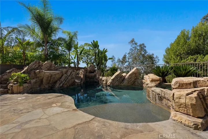 Baja Shelf Pool with Built-In Water Slide