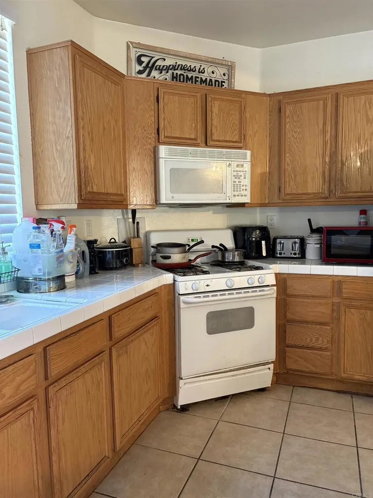 33510 Cedar Creek Lane, Lake Elsinore, California 92532 home-pic-2