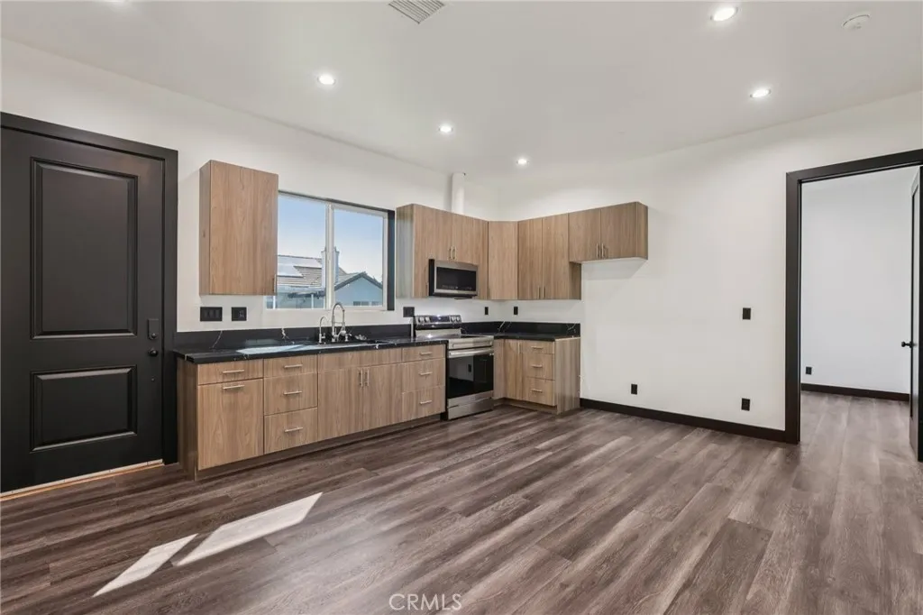 6233 Penfield Avenue, Woodland Hills, California 91367 home-pic-18