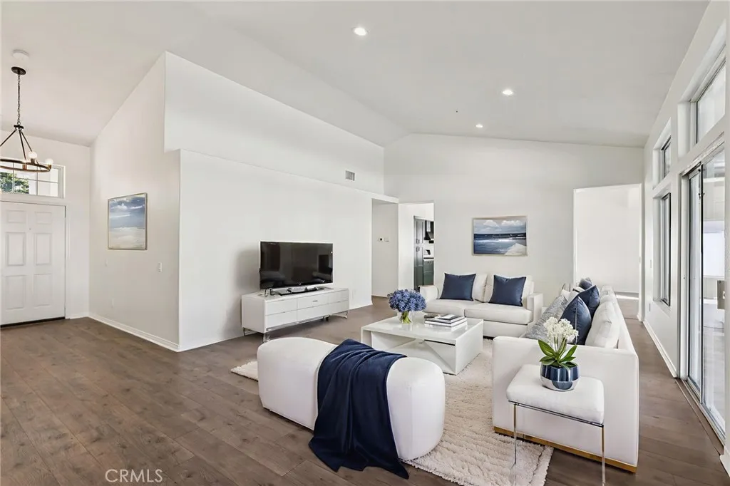 6233 Penfield Avenue, Woodland Hills, California 91367 home-pic-1