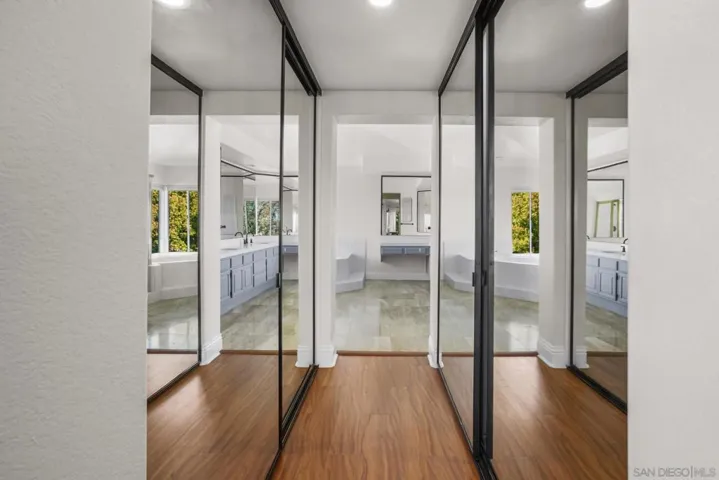 1597 Parkview Dr, Vista, California 92081