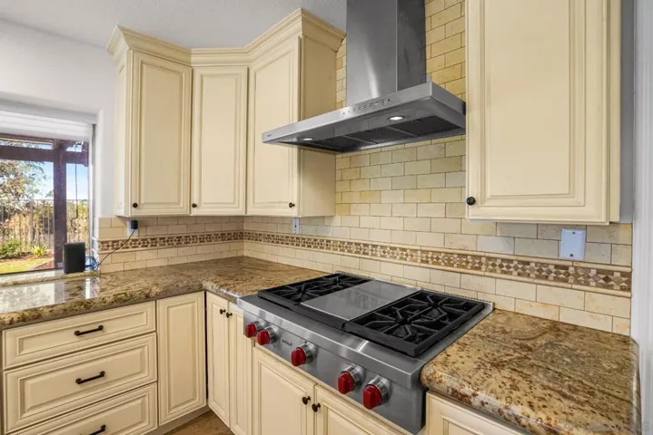 1597 Parkview Dr, Vista, California 92081