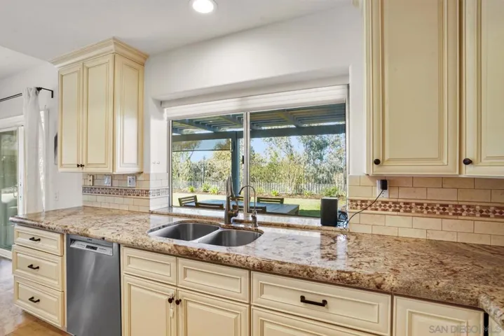 1597 Parkview Dr, Vista, California 92081