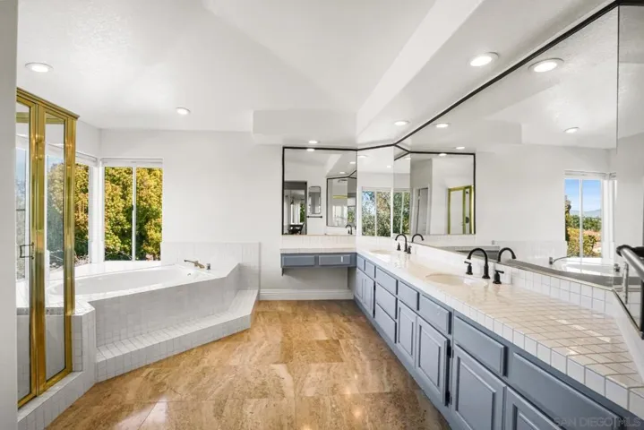 1597 Parkview Dr, Vista, California 92081