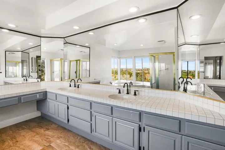 1597 Parkview Dr, Vista, California 92081