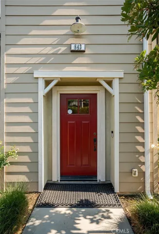 Private end unit with stunning entrance