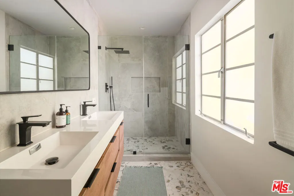 391 N Saltair Avenue, Los Angeles, California 90049 home-pic-12