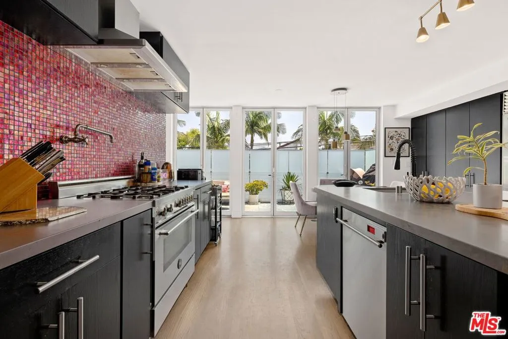 2014 Pacific Avenue, Venice, California 90291 home-pic-10