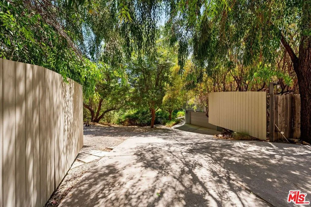 22760 Chamera Lane, Topanga, California 90290 home-pic-0