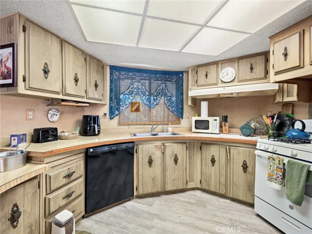 19976 Cornelian, Apple Valley, California 92308