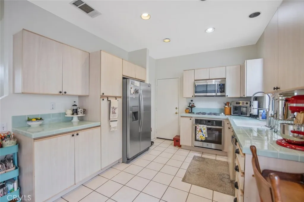 27879 Skycrest Circle, Valencia, California 91354 home-pic-10