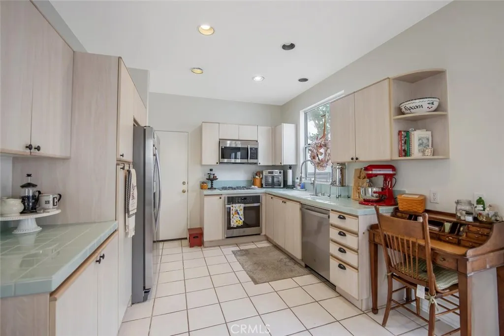 27879 Skycrest Circle, Valencia, California 91354 home-pic-15