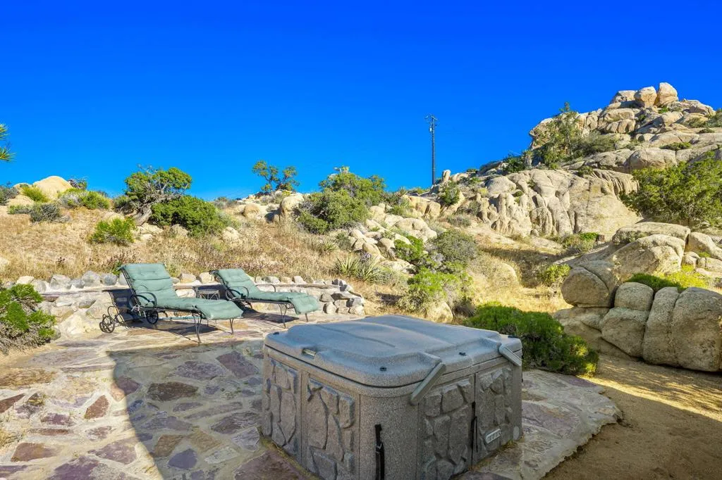 5845 Cholla Avenue, Yucca Valley, California 92284 home-pic-58