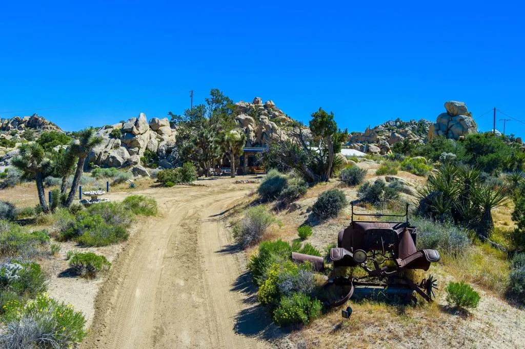 5845 Cholla Avenue, Yucca Valley, California 92284 home-pic-4