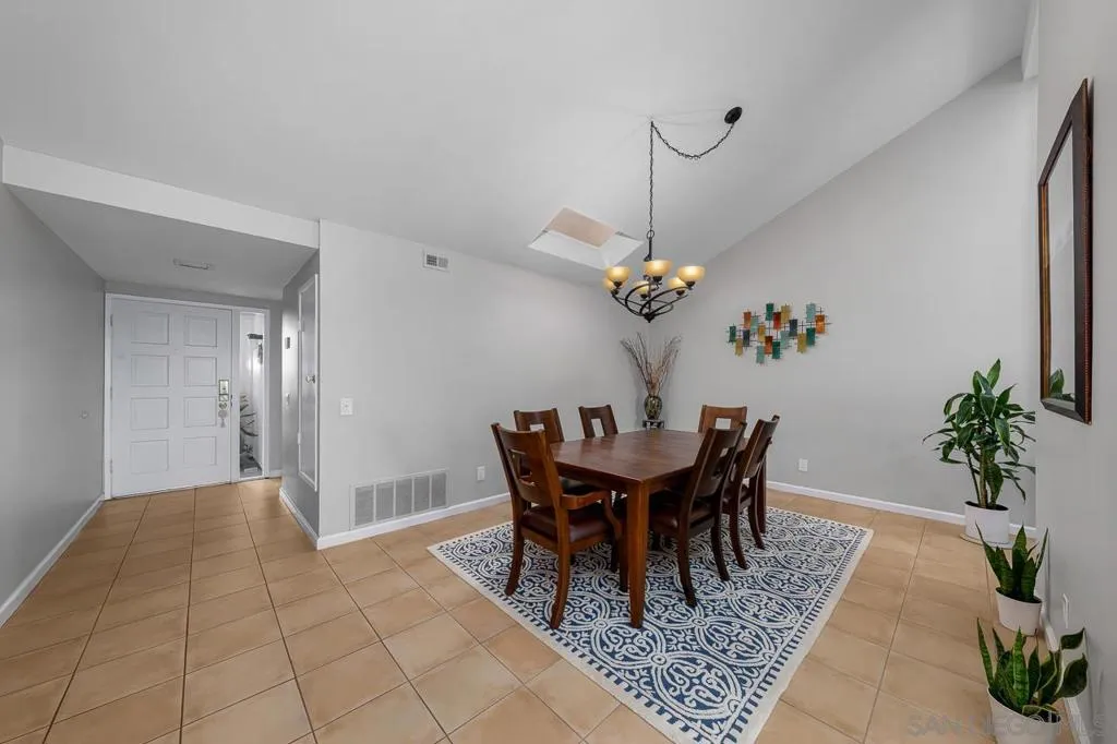 94 Kingston Ct W, Coronado, California 92118 home-pic-8