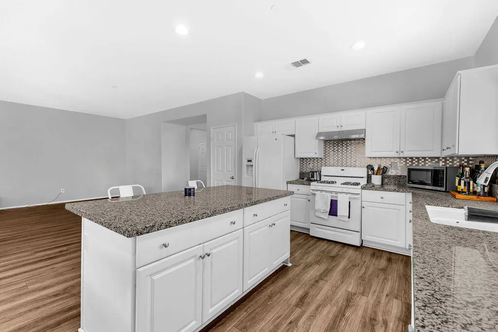42727 Saint Lucia Street, Indio, California 92203 home-pic-10