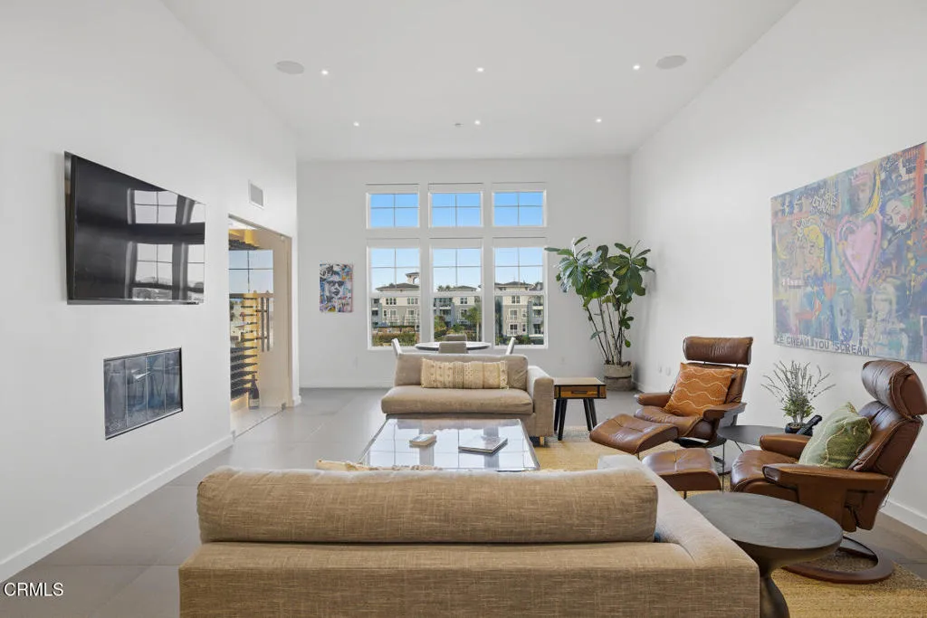 1572 Seabridge Lane, Oxnard, California 93035 home-pic-4