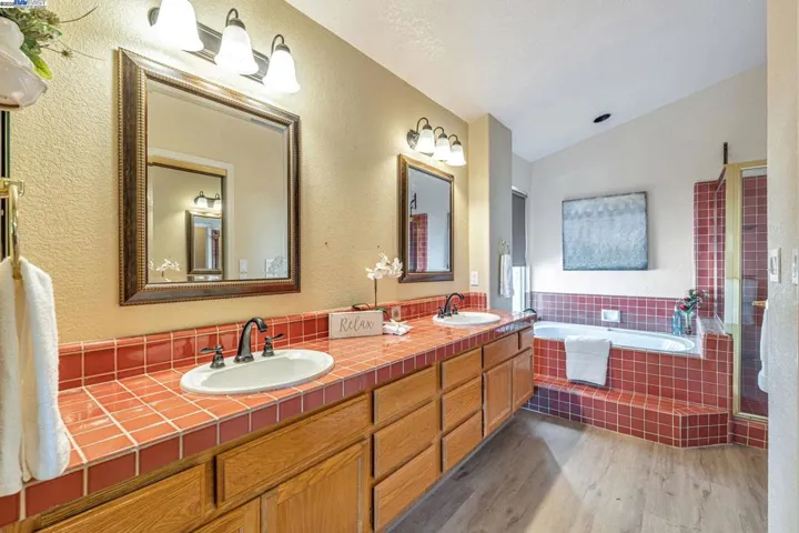 dual sinks in primary bath