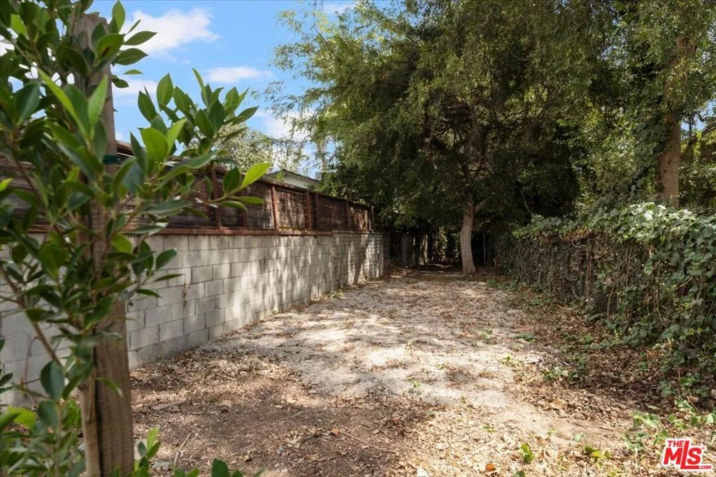 4544 Talofa Avenue, Toluca Lake, California 91602 home-pic-42