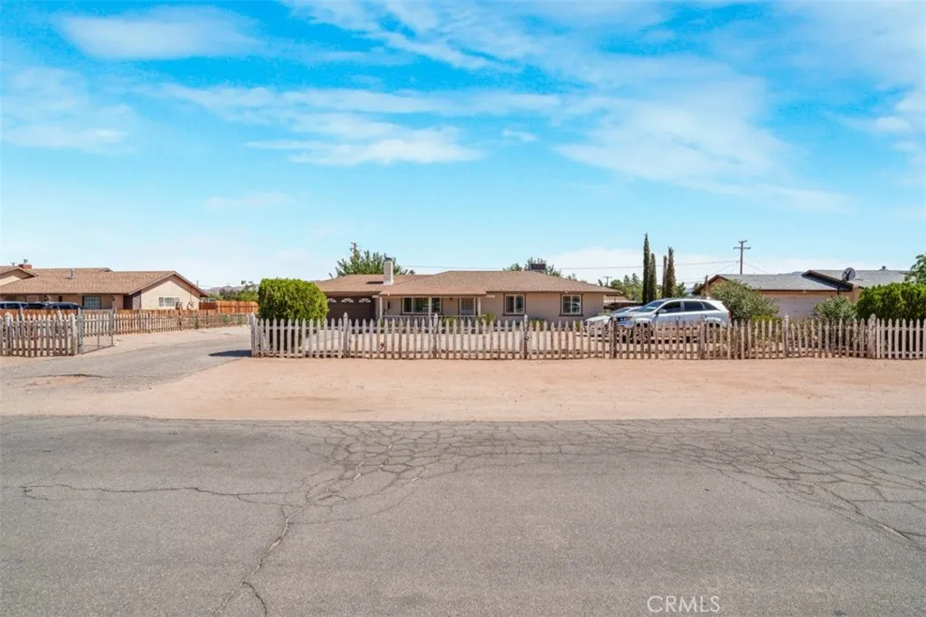 11995 11995 Jamacha, Apple Valley, California 92308 home-pic-5