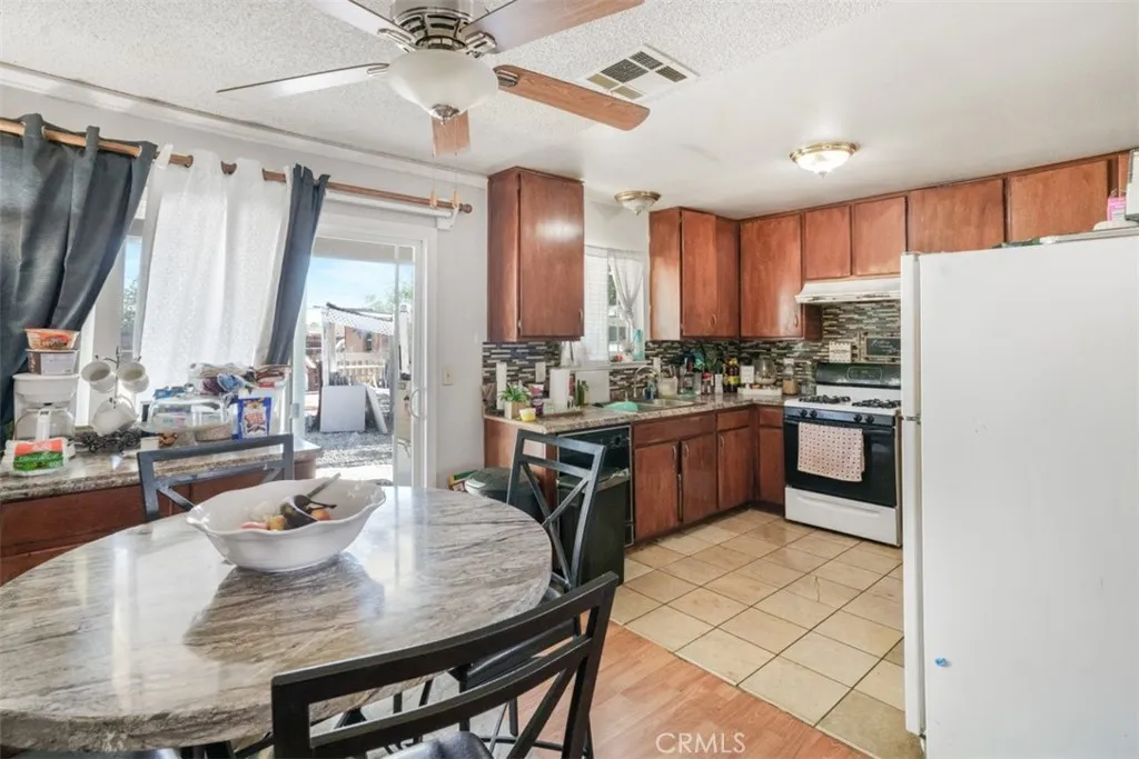 11995 11995 Jamacha, Apple Valley, California 92308 home-pic-9