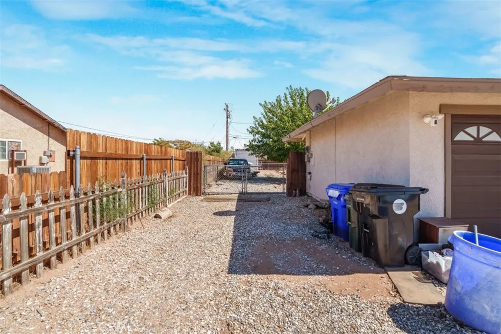 11995 11995 Jamacha, Apple Valley, California 92308 home-pic-4