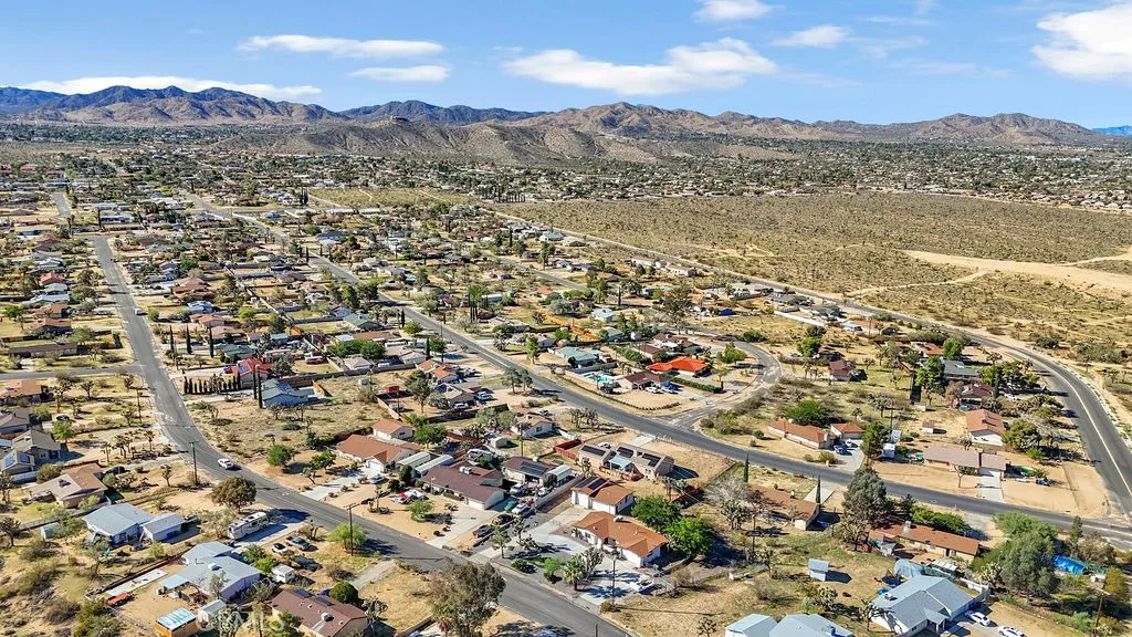 6938 6938 La Habra Avenue, Yucca Valley, California 92284 home-pic-47