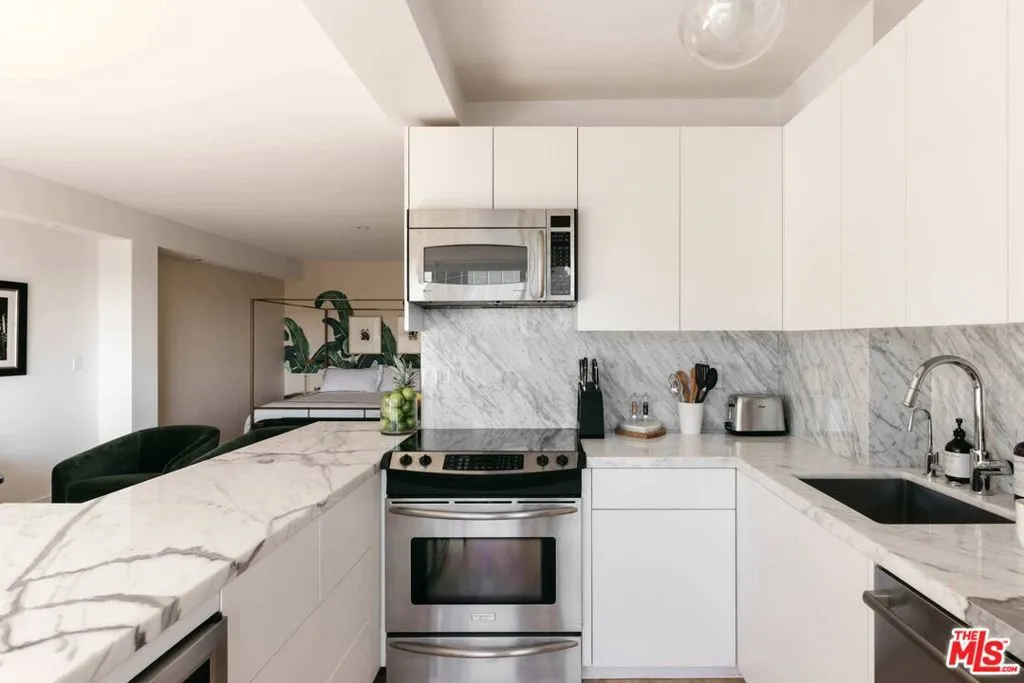999 N Doheny Drive 702, West Hollywood, California 90069 home-pic-12