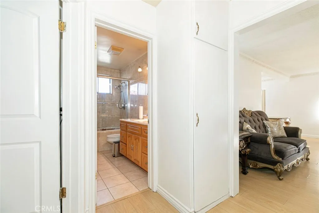 1748 N Kenmore Avenue 203, Los Angeles, California 90027 home-pic-13