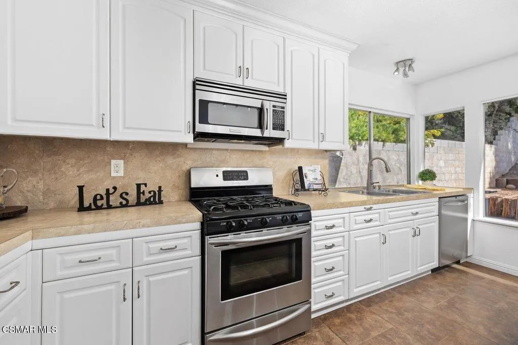2766 Broadmoor Avenue, Simi Valley, California 93065 home-pic-17