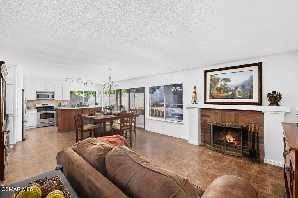 2766 Broadmoor Avenue, Simi Valley, California 93065 home-pic-10