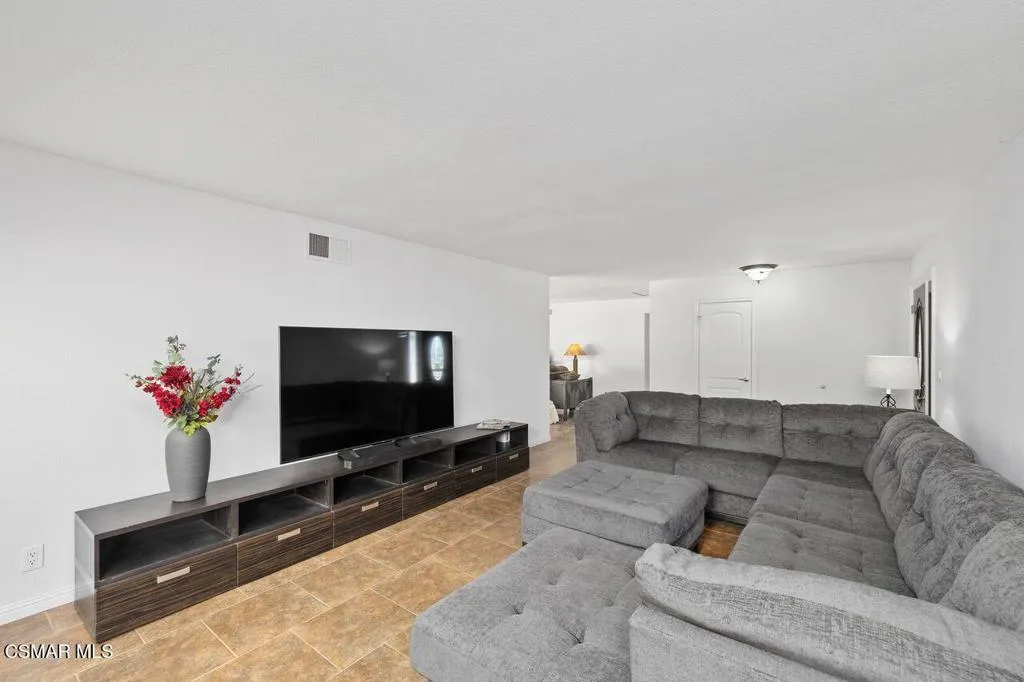 2766 Broadmoor Avenue, Simi Valley, California 93065 home-pic-7