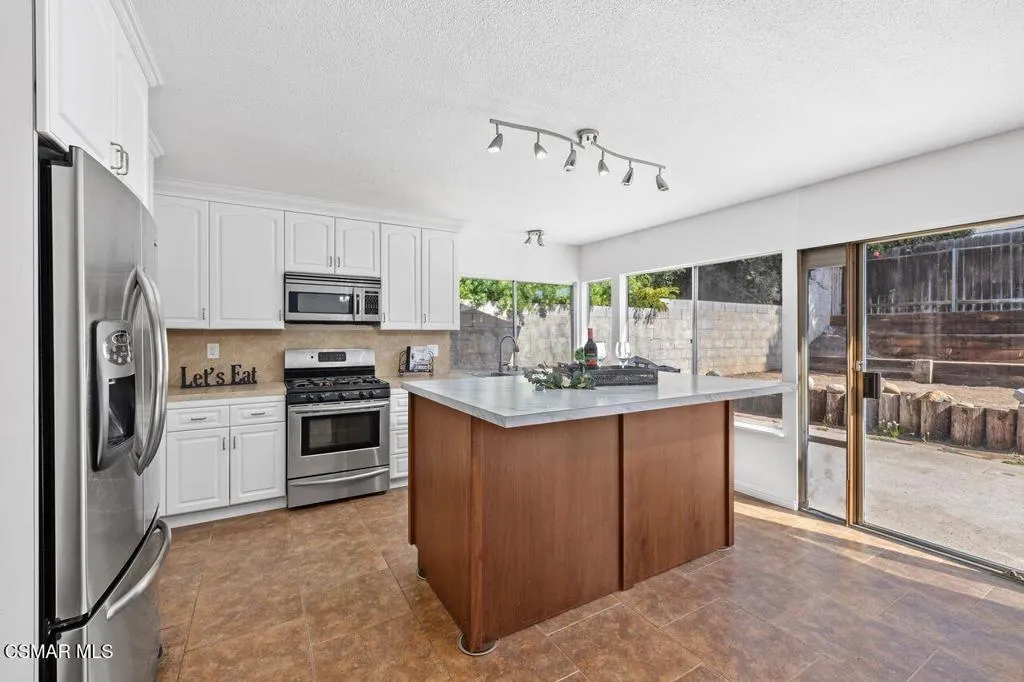 2766 Broadmoor Avenue, Simi Valley, California 93065 home-pic-13