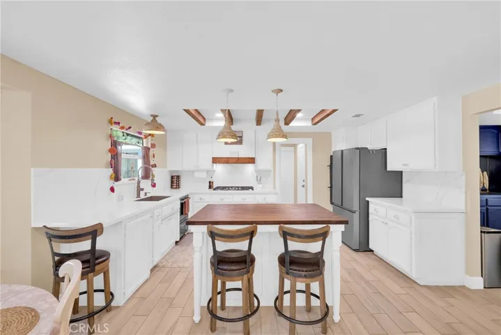 15908 Acoma Road, Apple Valley, California 92307
