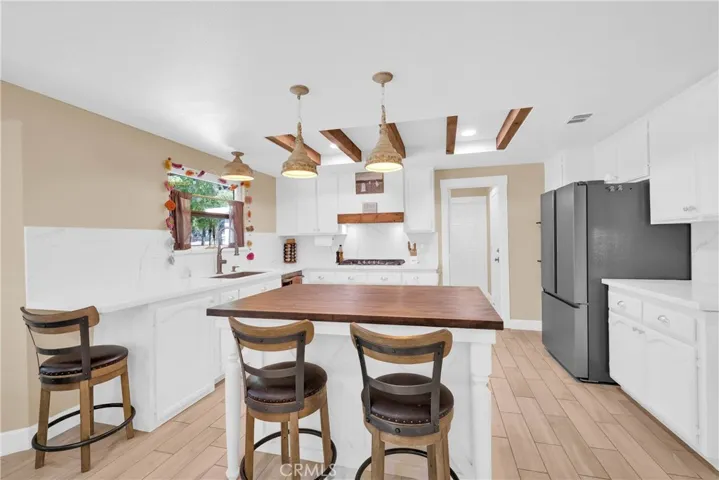 15908 Acoma Road, Apple Valley, California 92307